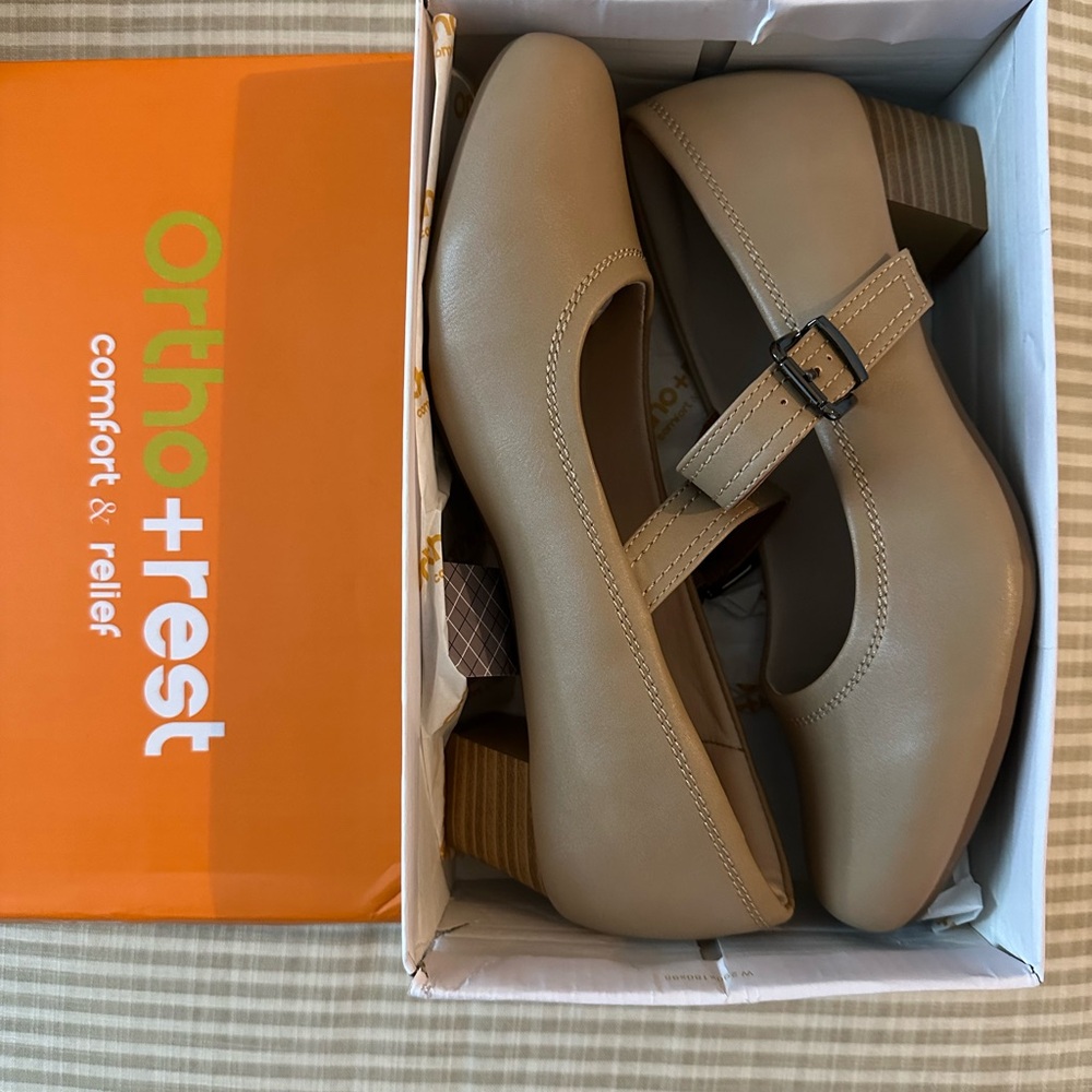 NEW. Orthorest. Beige pumps. Size 10.